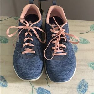 Sketchers tennis shoes